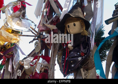 Stoffpuppe auf die Tore der Cross Bones Cemetery in Southwark London Stockfoto