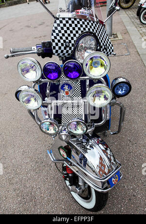 Maßgeschneiderte Roller, hier in Nahaufnahme zu sehen, während einer Kundgebung auf dem Marktplatz in Ludlow im Sommer 2014. Stockfoto