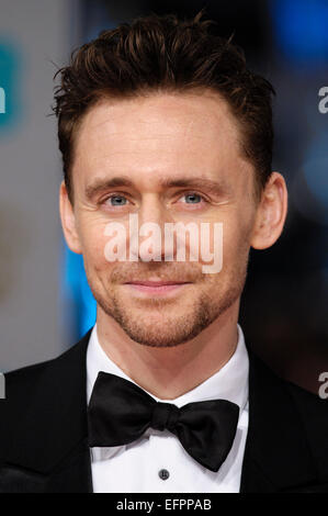 Tom Hiddleston kommt auf dem roten Teppich für die EE BRITISH ACADEMY FILM AWARDS am 02.08.2015 am Royal Opera House, London. Bild von Julie Edwards Stockfoto