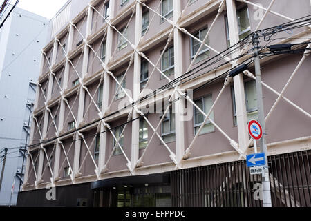 Ein Bebenbeweis Gebäude in Osaka, Japan. Stockfoto