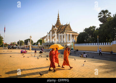 Buddhistische Mönche auf einem Platz vor dem königlichen Palast, Phnom Penh, Kambodscha. Stockfoto