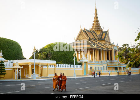 Buddhistische Mönche vor dem königlichen Palast, Phnom Penh, Kambodscha. Stockfoto