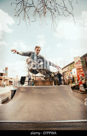 Skateboarden auf Miniramp, Frontside Ollie, Berlin, Deutschland Stockfoto