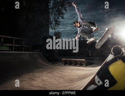 Skateboarding auf Miniramp, Bigspin flip, Berlin, Deutschland Stockfoto