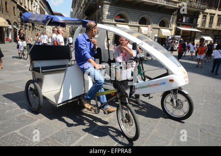 solarbetriebene Pedal Kabine neben traditionellen Trike Florenz Italien