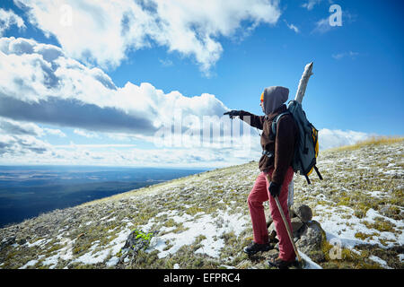 Wanderer genießen Blick, Mount Washburn, Yellowstone-Nationalpark, Wyoming, USA Stockfoto