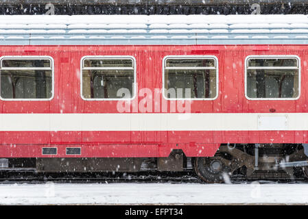 Eis gefroren Zug bei starkem Schneefall Stockfoto