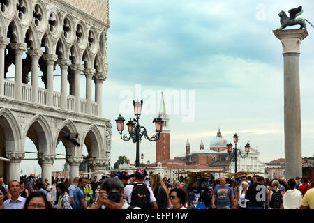 Menschenmengen füllen Markusplatz entfernt, Venedig, Italien im Sommer. Stockfoto