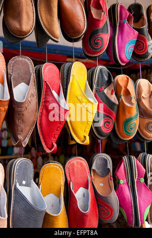 Reihen von bunten Pantoffeln am Marktstand, Essaouira, Marokko Stockfoto