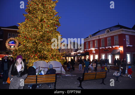 Weihnachts-Shopping im McArthur Glen DOC, Roermond Niederlande Stockfoto