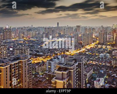 Zentralen Stadtbild in der Abenddämmerung, Shanghai, China Stockfoto