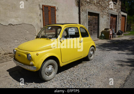 gelber Fiat 500 zu verkaufen in Toskana, Italien Stockfoto