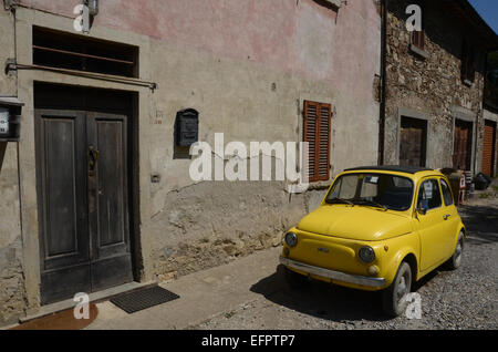 gelber Fiat 500 zu verkaufen in Toskana, Italien Stockfoto