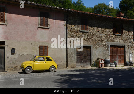 gelber Fiat 500 zu verkaufen in Toskana, Italien Stockfoto