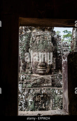 Buddha Gesicht gemeißelt in Stein am Bayon Tempel, Angkor Thom, Angkor, Kambodscha. Stockfoto