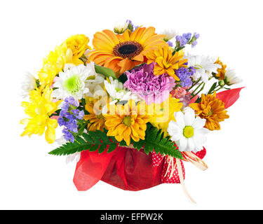 Schöner Blumenstrauß Gerbera, Nelken und andere Blumen in rot Paket isoliert auf weißem Hintergrund. Stockfoto