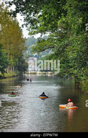 Schwimmende Pfadfinder auf die Ambleve in der Nähe von Stavelot, ein Fluss in den Ardennen Belgien Stockfoto