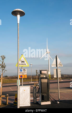 Elektrofahrzeug aufladen Punkt Schild an der A30-Dienstleistungen, Cornwall. Stockfoto