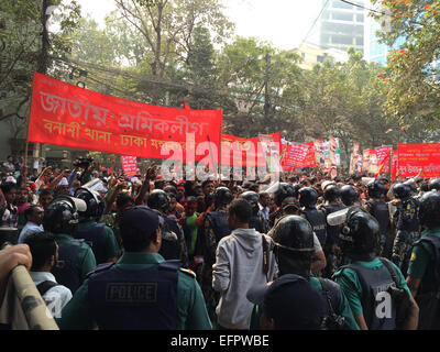 Dhaka, Bangladesch. 9. Februar 2015. Polizisten stoppen die Aktivisten an einer Kreuzung, wie sie versuchen, auf das Amt des bangladeschischen Ex-Premierministerin Khaleda Zia in Dhaka, Bangladesch, 9. Februar 2015 zu verschieben. Bangladesch-Polizei am Montag gesperrt Hunderte von Aktivisten der pro-Regierungspartei Organisationen aus belagerten das Büro des Ex-Premierministerin Khaleda Zia. Bildnachweis: Liu Chuntao/Xinhua/Alamy Live-Nachrichten Stockfoto