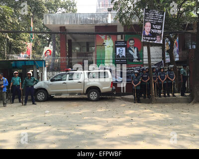 Dhaka, Bangladesch. 9. Februar 2015. Polizisten stehen vor dem Büro des bangladeschischen Ex-Premierministerin Khaleda Zia in Dhaka, Bangladesch, 9. Februar 2015. Bangladesch-Polizei am Montag gesperrt Hunderte von Aktivisten der pro-Regierungspartei Organisationen aus belagerten das Büro des Ex-Premierministerin Khaleda Zia. Bildnachweis: Liu Chuntao/Xinhua/Alamy Live-Nachrichten Stockfoto