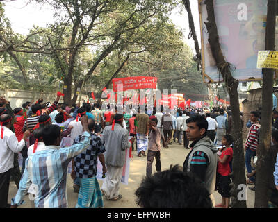 Dhaka, Bangladesch. 9. Februar 2015. Demonstranten strömen in das Amt des bangladeschischen Ex-Premierministerin Khaleda Zia in Dhaka, Bangladesch, 9. Februar 2015. Bangladesch-Polizei am Montag gesperrt Hunderte von Aktivisten der pro-Regierungspartei Organisationen aus belagerten das Büro des Ex-Premierministerin Khaleda Zia. Bildnachweis: Liu Chuntao/Xinhua/Alamy Live-Nachrichten Stockfoto