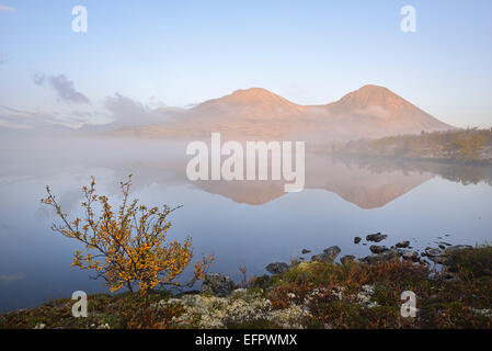 Gipfel des Gebirges Stygghøin oder Stygghoin spiegelt sich in dem See Dørålstjørnin oder Doralstjornin, Rondane Nationalpark Stockfoto