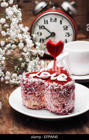 Kuchen in der Form von Herzen mit der Aufschrift Liebe und Haufen von Beeren von viburnum Stockfoto