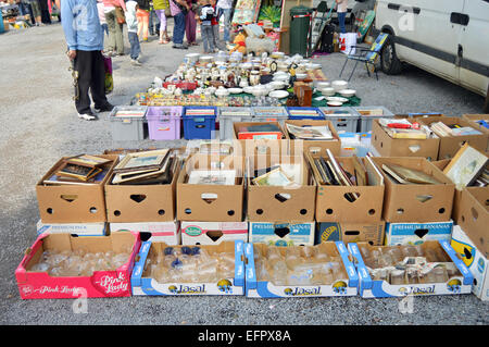 SPA, Belgien - Juli 2012: Brocante, einen Wohltätigkeitsverkauf aus Obstkisten in Spa Stockfoto