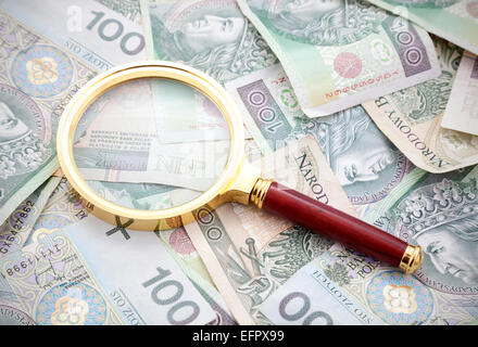 Polnische Geld mit goldenen Lupe Stockfoto