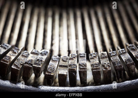 Teil einer alten Schreibmaschine, Closeup drucken Briefe. Stockfoto