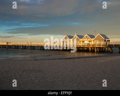 Busselton Jetty bei Sonnenuntergang, Western Australia - das längste Holz gestapelt Steg in der südlichen Hemisphäre Stockfoto