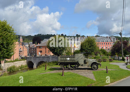 Halftrack, ein WW2-Denkmal der 30. Infanterie-Division - in der Nähe der Brücke von Stavelot, Belgien Stockfoto