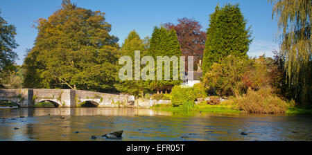 Malerische Sheepwash Brücke über den Fluss Wye, Ashford im Wasser, Derbyshire Peak District, England. Stockfoto