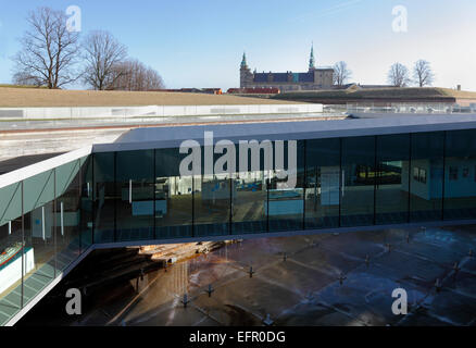 Maritime Museum von Dänemark, M/S Museet für Søfart, Elsinore/Helsingør, Dänemark. Architekt Bjarke Ingels Group groß. Schloss Kronborg im Hintergrund Stockfoto