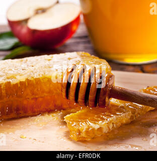 Waben und hölzernen Wagen. Dose und Apple im Hintergrund. Stockfoto