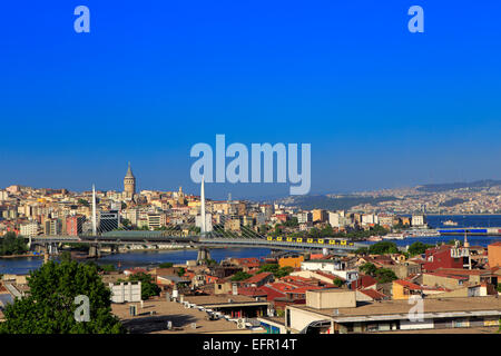 Blick auf den Stadtteil Beyoglu und Galata-Turm (1348), Bosporus, Istanbul, Türkei Stockfoto