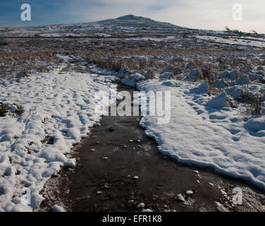 Blick Richtung Brown Willy im Schnee auf Bodmin moor, North Cornwall. Stockfoto