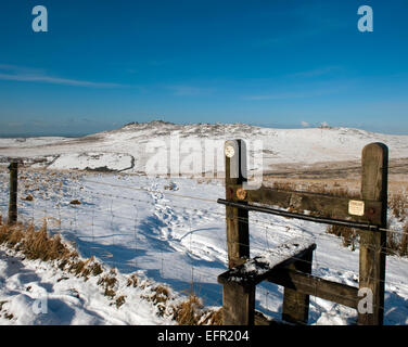 Moorland Schritte in Richtung Roughtor und Brown Willy im Schnee auf Bodmin moor, North Cornwall. Stockfoto