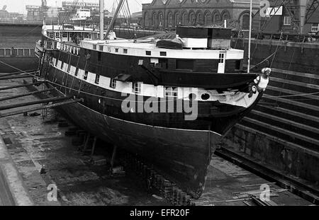 AJAXNETPHOTO. 16. FEBRUAR 1972. SOUTHAMPTON, ENGLAND. -HOLZWAND REFIT - T.S. FOUDROYANT (EX TRINCOMALEE) UNTERZIEHEN REPARATUREN IN NR. 5 TROCKENDOCK.  FOTO: JONATHAN EASTLAND/AJAX REF: 357207 7 1 Stockfoto