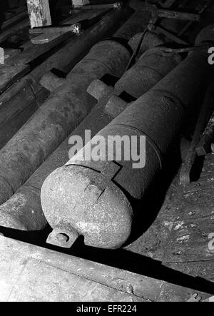 AJAXNETPHOTO. 16. FEBRUAR 1972. SOUTHAMPTON, ENGLAND. -HOLZWAND REFIT - T.S. FOUDROYANT (EX TRINCOMALEE) UNTERZIEHEN REPARATUREN IN NR. 5 TROCKENDOCK. KANONE IN DEN BILGEN GESPEICHERT. FOTO: JONATHAN EASTLAND/AJAX REF: 357207 12 1 Stockfoto