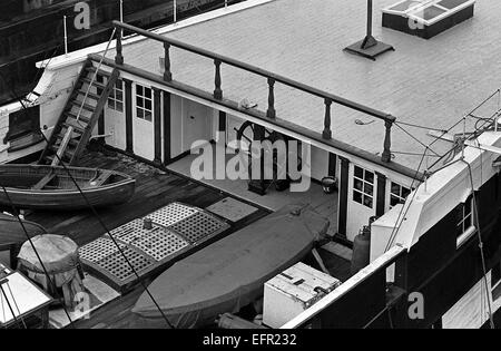 AJAXNETPHOTO. 16. FEBRUAR 1972. SOUTHAMPTON, ENGLAND. -HOLZWAND REFIT - T.S. FOUDROYANT (EX TRINCOMALEE) UNTERZIEHEN REPARATUREN IN NR. 5 TROCKENDOCK.  FOTO: JONATHAN EASTLAND/AJAX REF: 357207 14 1 Stockfoto