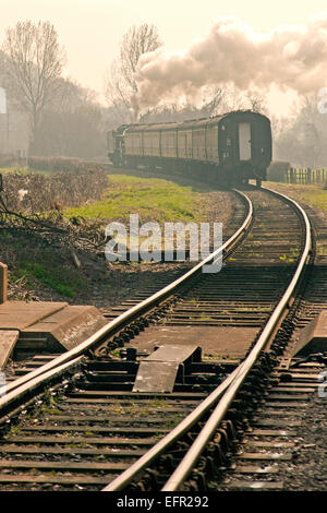 Minehead, Bishops Lydeard Zug zieht von Williton Station in den Nebel.  West Somerset Railway, England, Vereinigtes Königreich Stockfoto