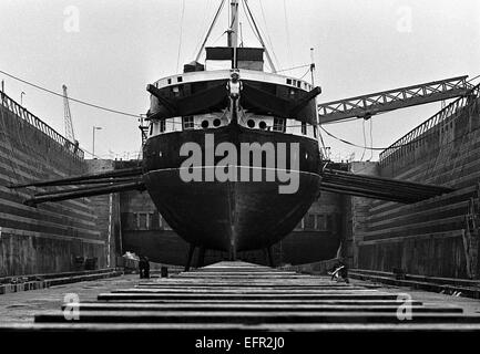 AJAXNETPHOTO. 16. FEBRUAR 1972. SOUTHAMPTON, ENGLAND. -HOLZWAND REFIT - T.S. FOUDROYANT (EX TRINCOMALEE) UNTERZIEHEN REPARATUREN IN NR. 5 TROCKENDOCK.  FOTO: JONATHAN EASTLAND/AJAX REF: 357207 16 1 Stockfoto