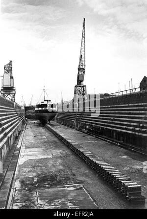 AJAXNETPHOTO. 16. FEBRUAR 1972. SOUTHAMPTON, ENGLAND. -HOLZWAND REFIT - T.S. FOUDROYANT (EX TRINCOMALEE) UNTERZIEHEN REPARATUREN IN NR. 5 TROCKENDOCK.  FOTO: JONATHAN EASTLAND/AJAX REF: 357207 Stockfoto