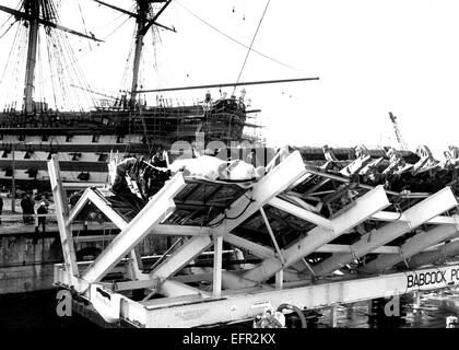 AJAXNETPHOTO. 8. DEZEMBER 1982. PORTSMOUTH, ENGLAND. -TUDOR KRIEGSSCHIFF KOMMT NACH HAUSE - DIE ÜBERRESTE VON HENRY VIII TUDOR KRIEGSSCHIFF MARY ROSE GEBORGEN AUS DEM SOLENT MEERESBODEN TRITT AM 10.12.82, DAS ALTE NR.3-DOCK IN PORTSMOUTH DOCKYARD WO ES WIRD DAUERHAFT BERUHEN. NELSONS FLAGGSCHIFF HMS VICTORY IST IN DEN ANGRENZENDEN NR.2.DOCK.  FOTO: SIMON BARNETT/AJAX REF: 821208 02 Stockfoto