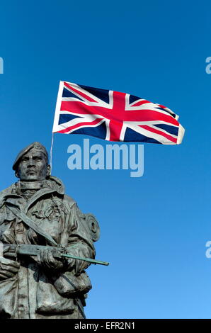 AJAXNETPHOTO - 22ND. NOVEMBER 2007. - EASTNEY, PORTSMOUTH, ENGLAND - STATUE DER KÖNIGLICHEN MARINE "DER YOMPER" VON PHILIP JACKSON INSPIRIERT VON PETE HOLGATE FOTO VON 40 KOMMANDOKORPORAL PETER ROBINSON AM EINGANG ZU REGIMENTSBARACKEN UND ROYAL MARINES MUSEUM. FOTO: JONATHAN EASTLAND/AJAX REF:M872211 614 Stockfoto