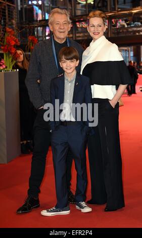 Britische Schauspieler Ian McKellen (l-R), Milo Parker und US-Schauspielerin Laura Linney für die Premiere von "Mr. Holmes' während der 65. Internationalen Filmfestspiele Berlin, Berlinale, am Berlinalepalast in Berlin, Deutschland, am 8. Februar 2015 kommen. Der Film läuft im offiziellen Wettbewerb des Filmfestivals. Die Berlinale findet vom 05 Februar bis 15. Februar 2015.  Foto: Britta Pedersen/dpa Stockfoto