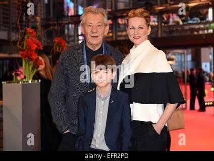 Britische Schauspieler Ian McKellen (l-R), Milo Parker und US-Schauspielerin Laura Linney für die Premiere von "Mr. Holmes' während der 65. Internationalen Filmfestspiele Berlin, Berlinale, am Berlinalepalast in Berlin, Deutschland, am 8. Februar 2015 kommen. Der Film läuft im offiziellen Wettbewerb des Filmfestivals. Die Berlinale findet vom 05 Februar bis 15. Februar 2015.  Foto: Britta Pedersen/dpa Stockfoto