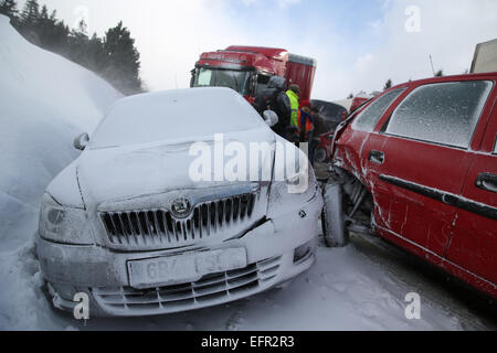 Jihlava, Tschechische Republik. 8. Februar 2015. Die Autobahn D1 Prag, Brünn mit war für mehrere Stunden in Richtung Prag auf der 117. Kilometer über einen Verkehrsunfall mit Dutzenden von Pkw und LKW geschlossen. Neunzehn Jahre alt erlitt Verletzungen in der Pile-Up, die aus noch unklaren Gründen vor Mittag, in der Nähe von Jihlava, Tschechische Republik, auf Sonntag, 8. Februar 2015 aufgetreten. © Jaroslav Loskot/CTK Foto/Alamy Live-Nachrichten Stockfoto