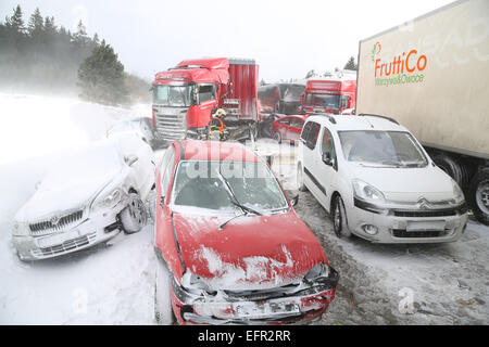 Jihlava, Tschechische Republik. 8. Februar 2015. Die Autobahn D1 Prag, Brünn mit war für mehrere Stunden in Richtung Prag auf der 117. Kilometer über einen Verkehrsunfall mit Dutzenden von Pkw und LKW geschlossen. Neunzehn Jahre alt erlitt Verletzungen in der Pile-Up, die aus noch unklaren Gründen vor Mittag, in der Nähe von Jihlava, Tschechische Republik, auf Sonntag, 8. Februar 2015 aufgetreten. © Jaroslav Loskot/CTK Foto/Alamy Live-Nachrichten Stockfoto